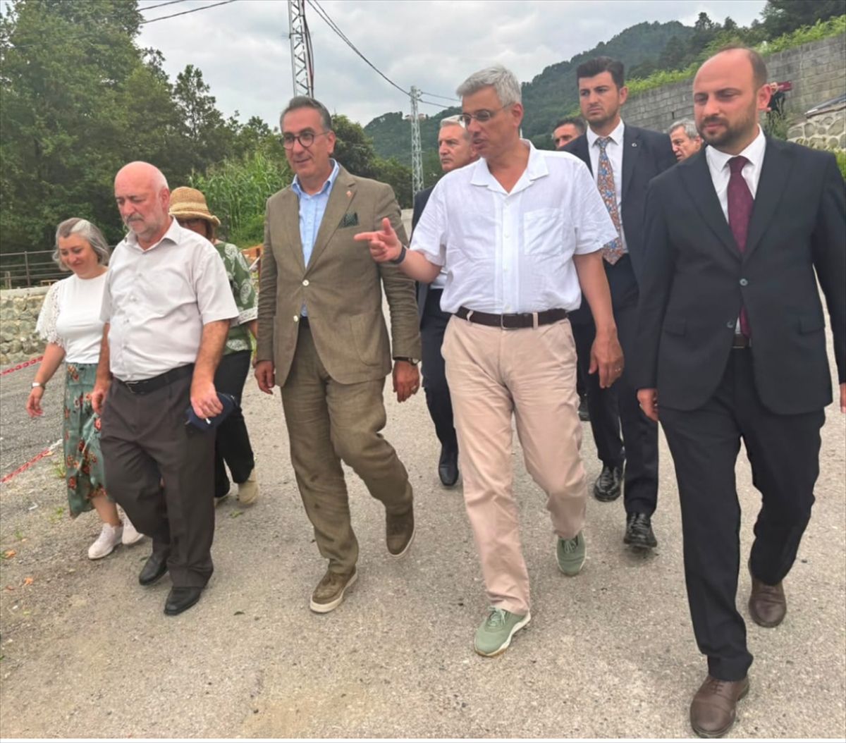 Sağlık Bakanı Kemal Memişoğlu'nun Trabzon'un Sürmene ilçesindeki tarihi yapıları ziyareti sırasında çekilmiş bir fotoğraf.