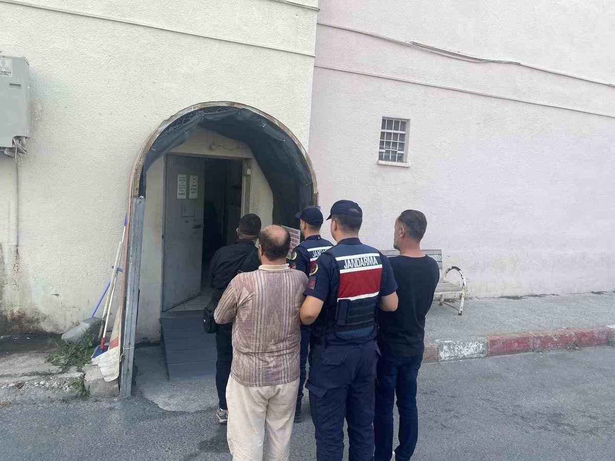 Mersin'de sahte vekaletle arsa satmaya çalışan 8 kişi yakalandı