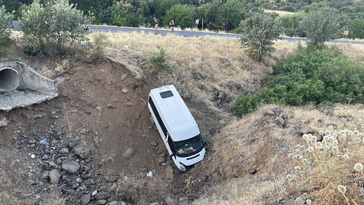Şanlıurfa'da tarım işçilerini taşıyan minibüsün devrildiği kaza yerinden genel görünüm.