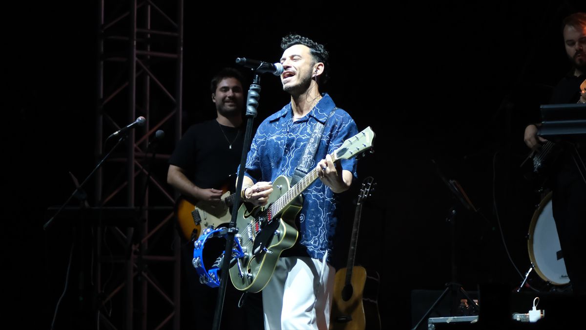 Şarkıcı Buray, Çorum'da Hitit Fuarı kapsamında verdiği konserde sahne alırken