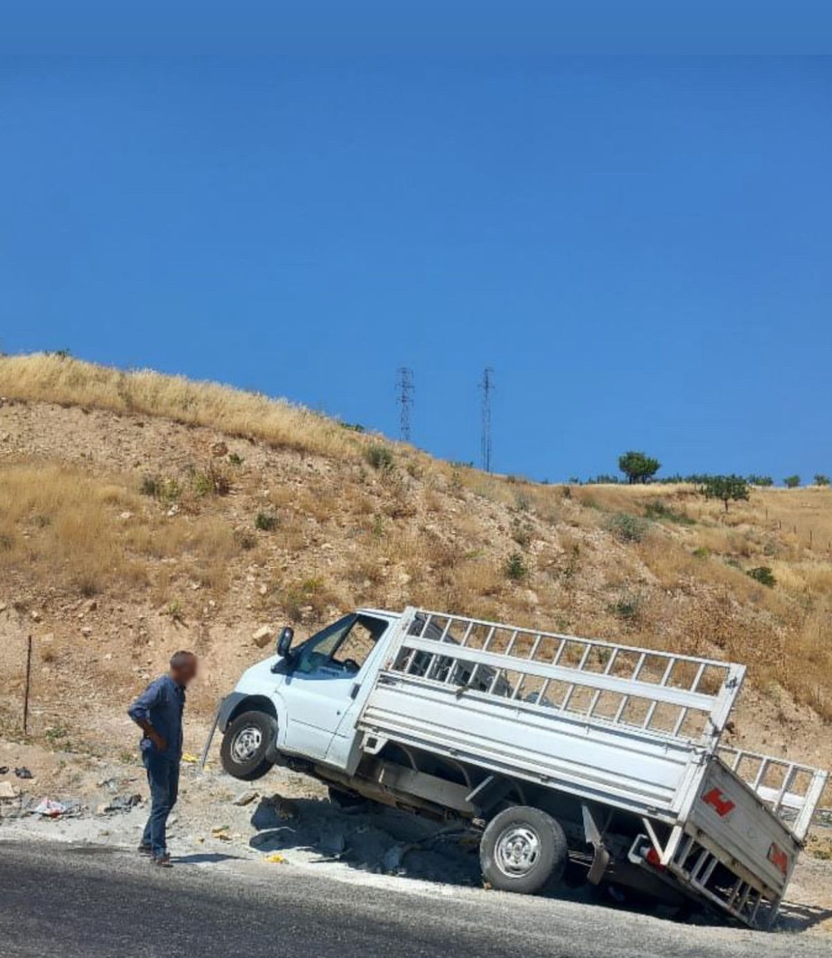 Siirt-Şirvan yolunda hafif ticari araç devrildi