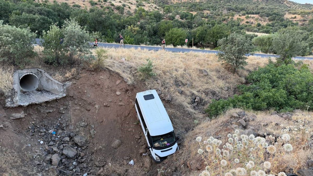 Siverek'te tarım işçisi minibüsü şarampole düştü: 4 yaralı