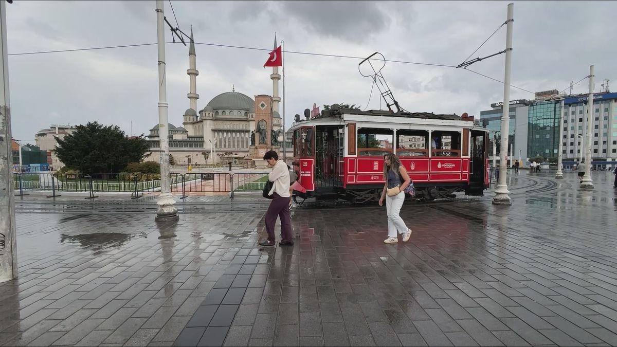 Meteoroloji uyarıları sonrası Taksim'de yağış etkili oluyor