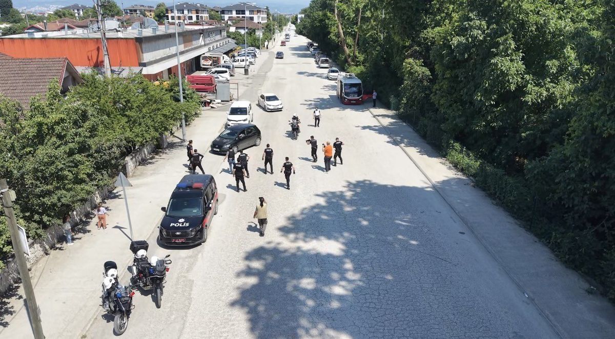 Polis tatbikatını gerçek sanıp ağlayan çocuklara teselli