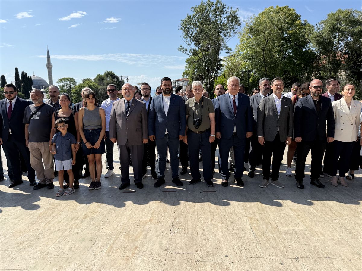 Tekirdağ'da Atatürk Anıtı'na çelenk sunan gazeteciler.