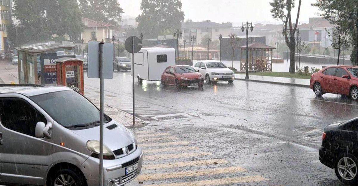 Tekirdağ'da sağanak yağış sonrası cadde ve sokaklarda su birikintileri oluştu.