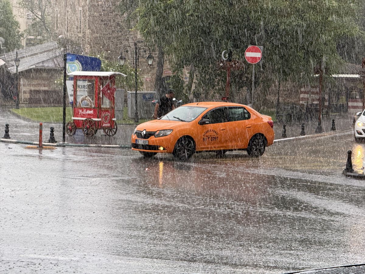 Tekirdağ'da sağanak hayatı felç etti