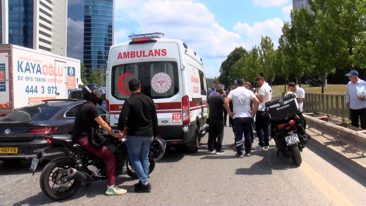Motosikletli polis önce TIR'a, sonra başka bir motosiklete çarptı