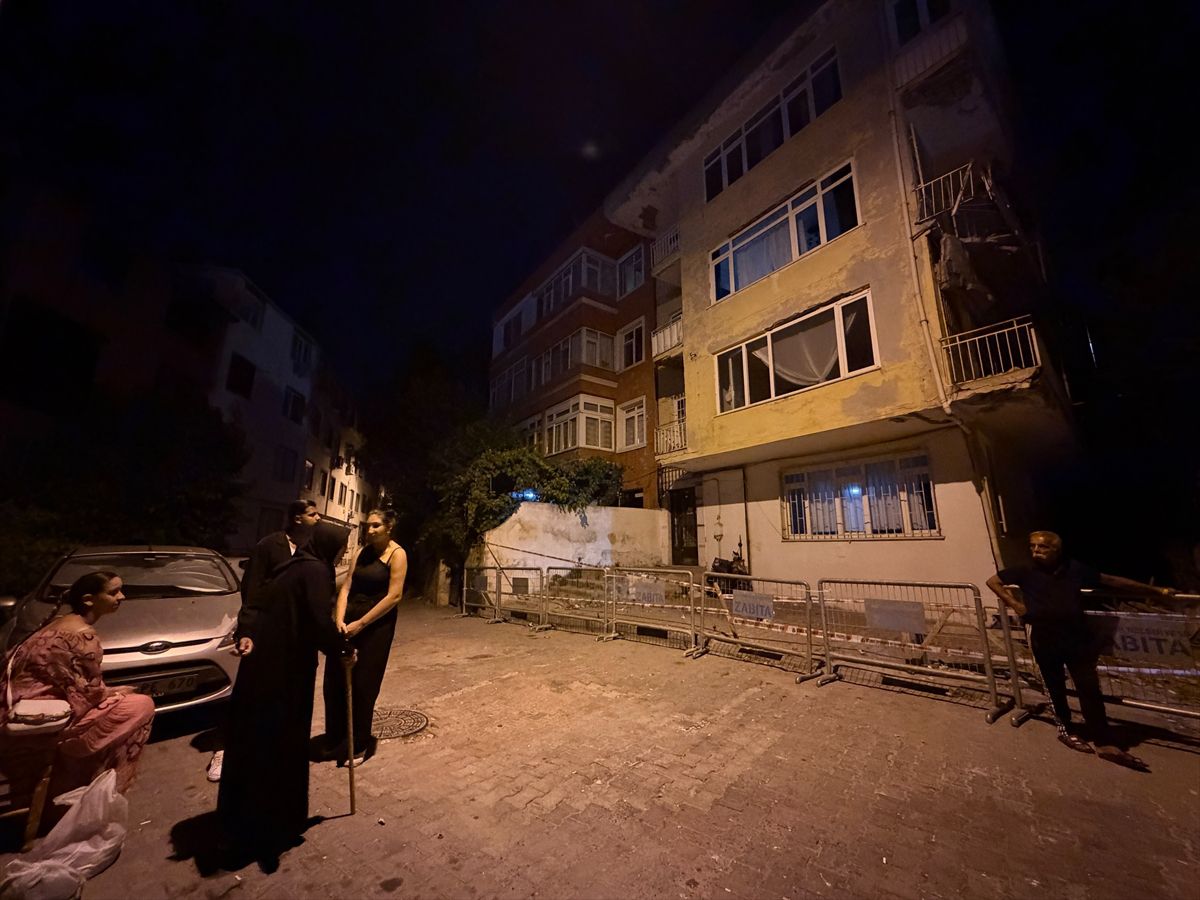 Üsküdar'da balkon çöktü, vatandaşlar tahliye edildi