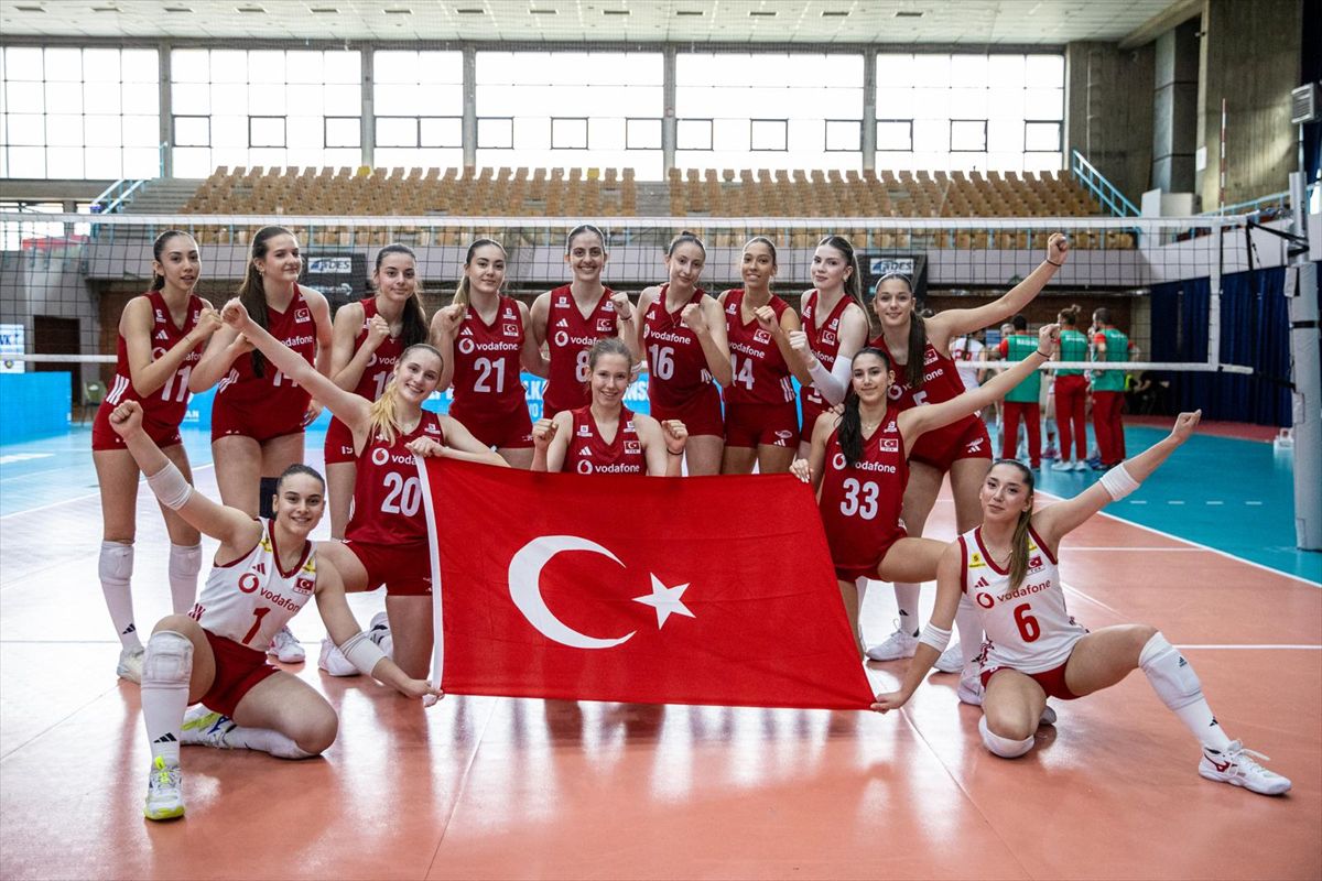 U17 Kadın Voleybol Milli Takımı oyuncuları sahada mücadele ederken