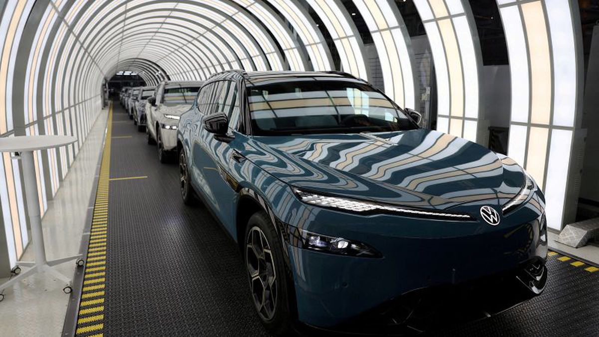 Volkswagen logosu ve fabrika görüntüsü