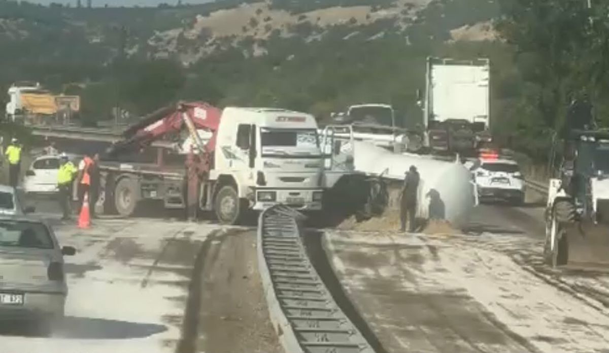 Yakıt tankeri devrildi: Ulaşım kontrollü sağlandı