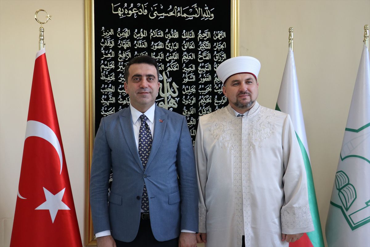 YTB Başkanı Abdulhadi Turus ve Bulgaristan Başmüftüsü Ahmed Hasanov'un görüşmesinden bir kare.