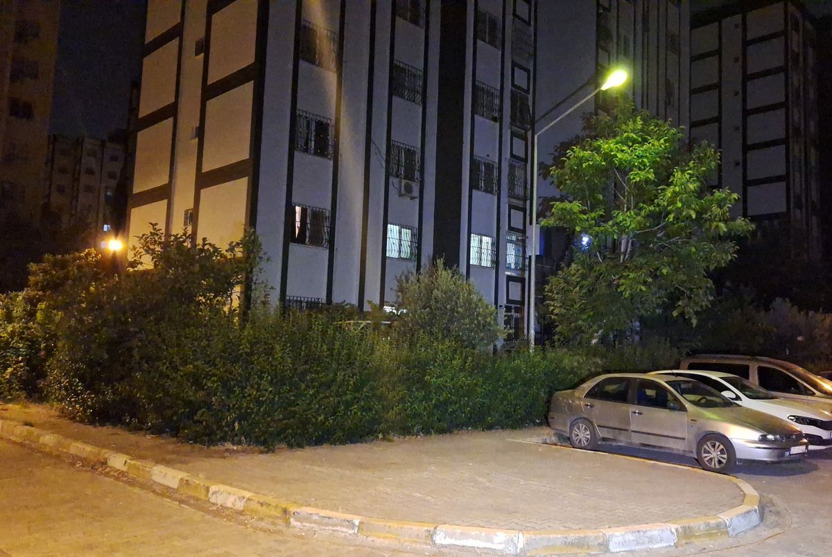 Adana'da boşanma aşamasındaki eşini uykusunda öldüren şüpheli polis tarafından gözaltına alındı.
