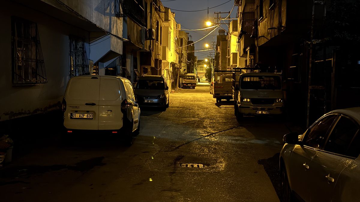 Adana'da silahlı saldırıya uğrayan kadının hayatını kaybettiği olayla ilgili polis incelemesi.