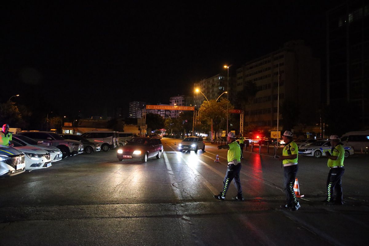 Adana'da trafik polisleri tarafından yapılan denetimden bir görüntü.