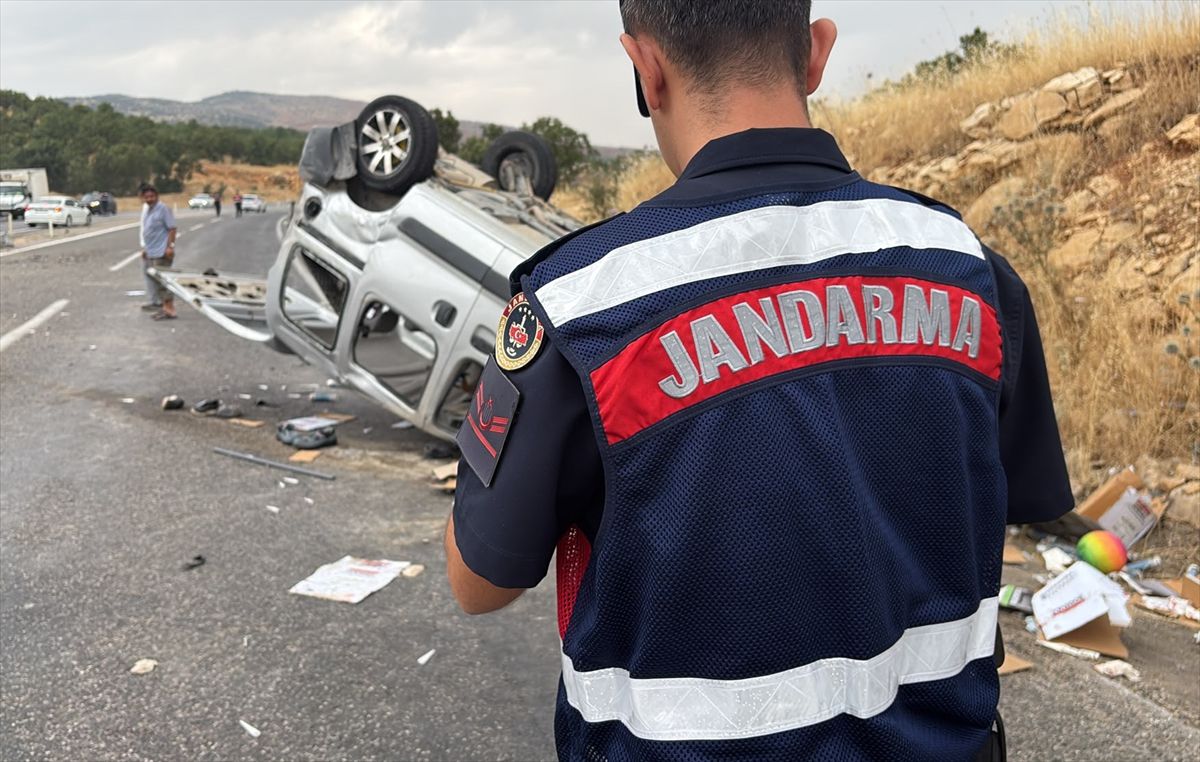 Adıyaman'da otomobil ile hafif ticari araç çarpıştı, 5 kişi yaralandı