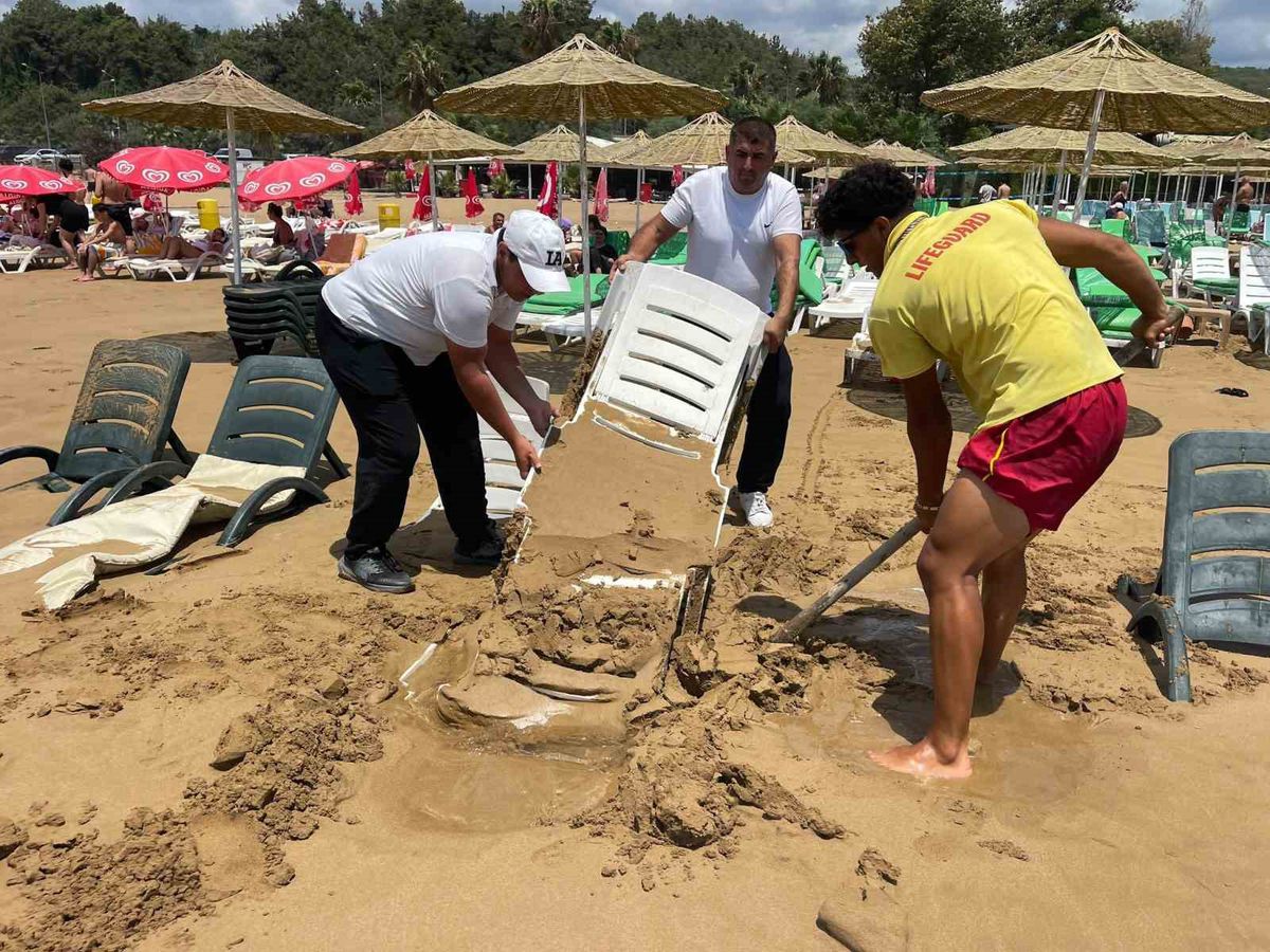 Alanya’da dev dalgalar şezlongları kuma gömdü