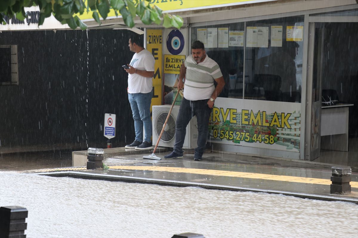 Amasya'da sağanak yağış sonrası sular altında kalan sokaklar.