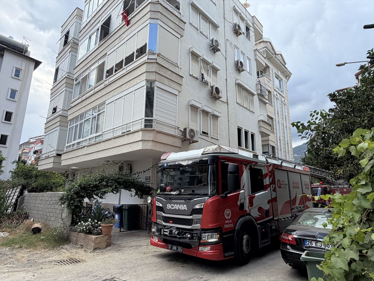Antalya'da apartman dairesi yangında hasar gördü