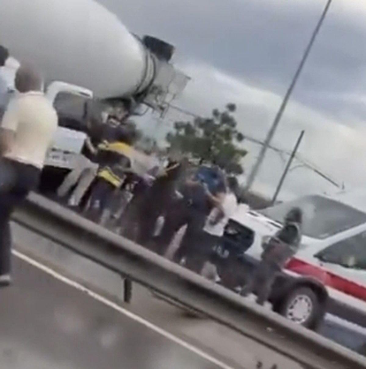 Arnavutköy'de beton mikserinin hafif ticari araca çarptığı kaza yerinden genel görünüm.