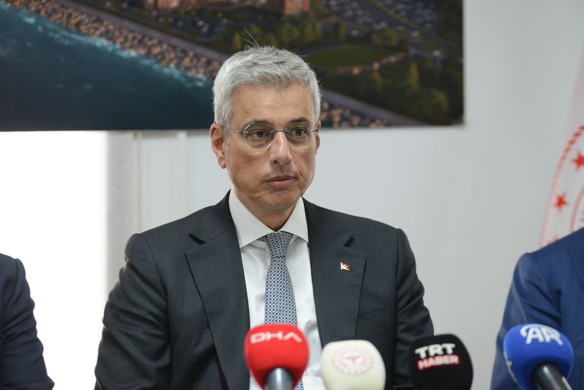 Sağlık Bakanı Kemal Memişoğlu konuşma yaparken