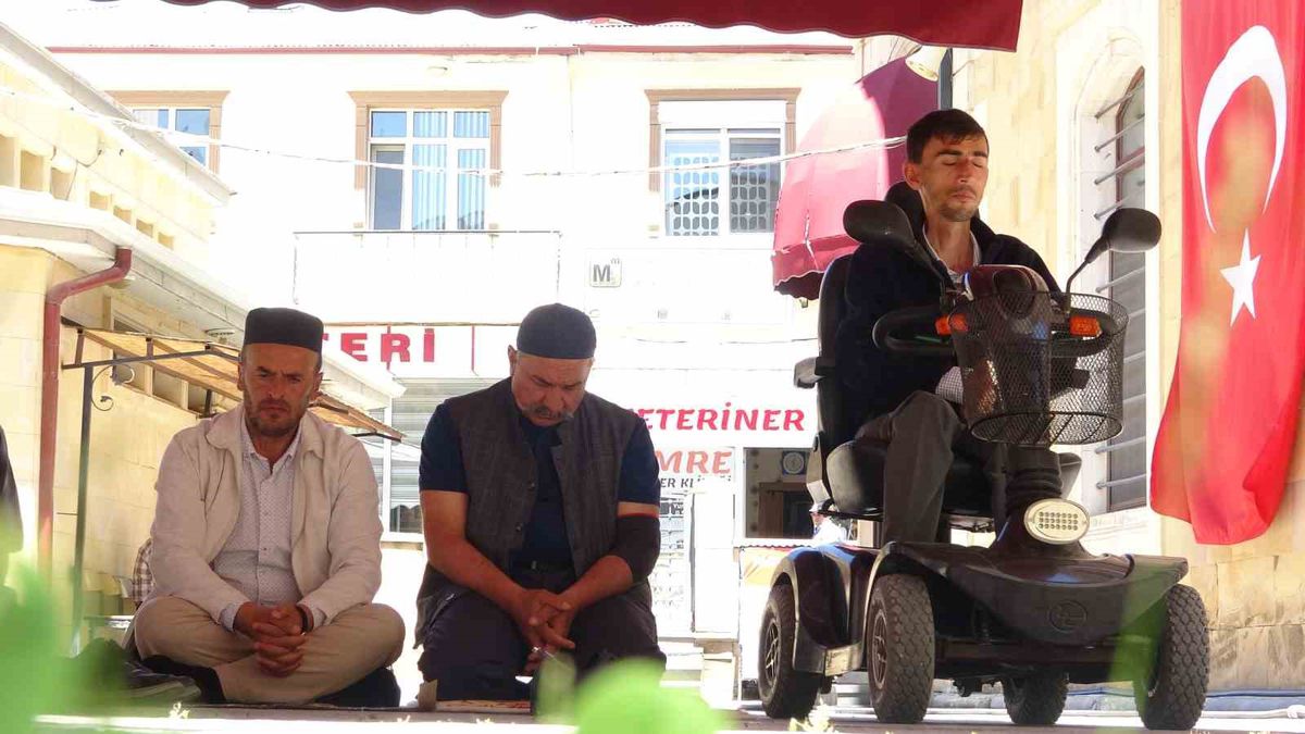 Bayburtlu genç akülü tekerlekli sandalyesiyle cemaatle saf tutuyor: 'Allah’ın huzuruna gitmeye hiçbir engel yoktur'