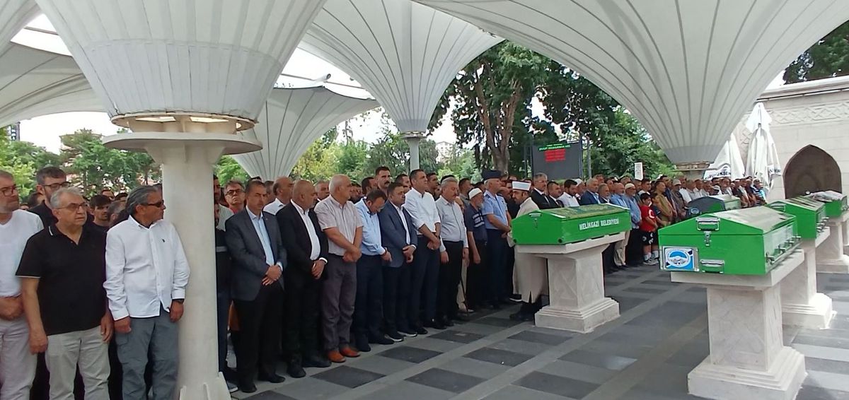 Belediye özel kalem müdürü bisikletten düşüp öldü