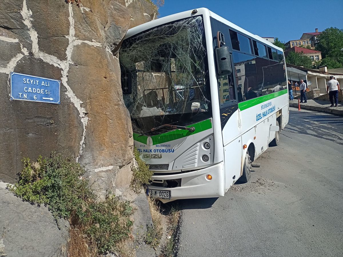 Bitlis'te kale duvarına çarpan otobüsteki 5 kişi yaralandı