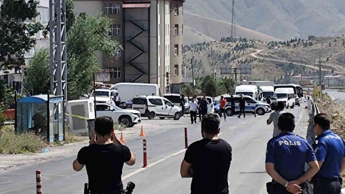 Bitlis'te bir otobüs durağında unutulan şüpheli paket güvenlik güçlerini alarma geçirdi.