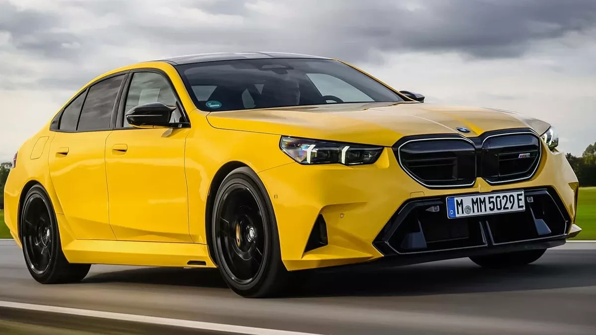 BMW logosu ve Paris Otomobil Fuarı'ndan bir kesit