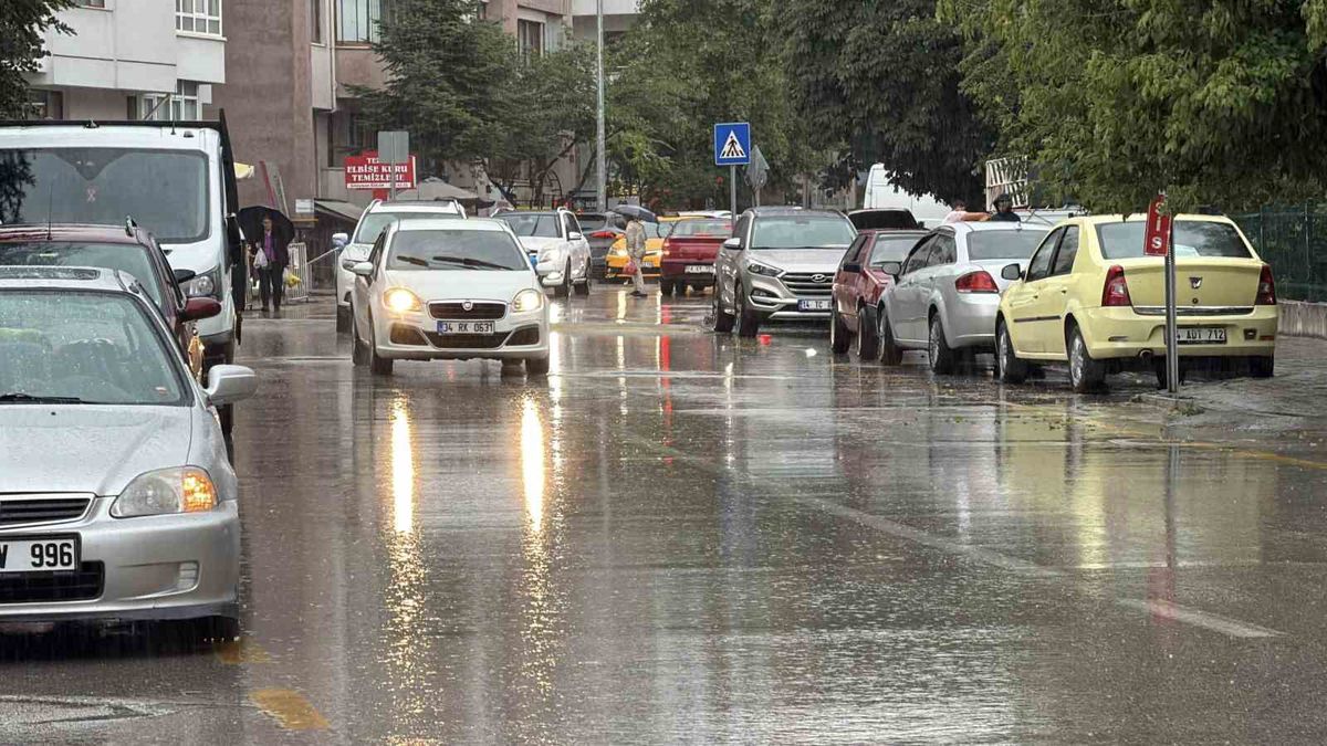 Bolu'da sağanak yağışın etkili olduğu bir cadde.