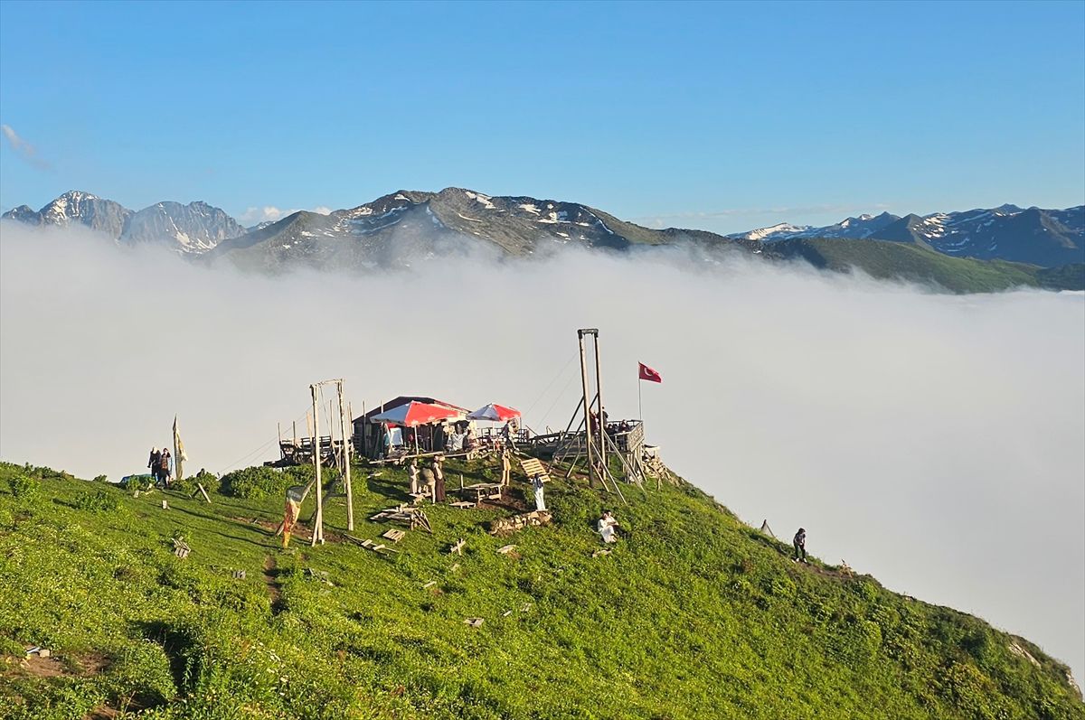Bulutların üzerindeki Huser Yaylası ziyaretçilerini ağırlıyor