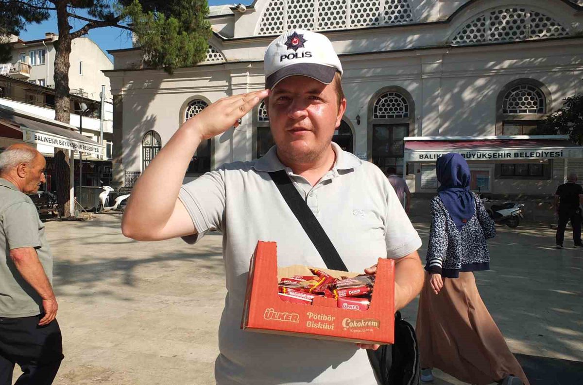 Balıkesir'in Burhaniye ilçesinde polis şapkası takarak seyyar satıcılık yapan Mustafa Şen'in fotoğrafı.