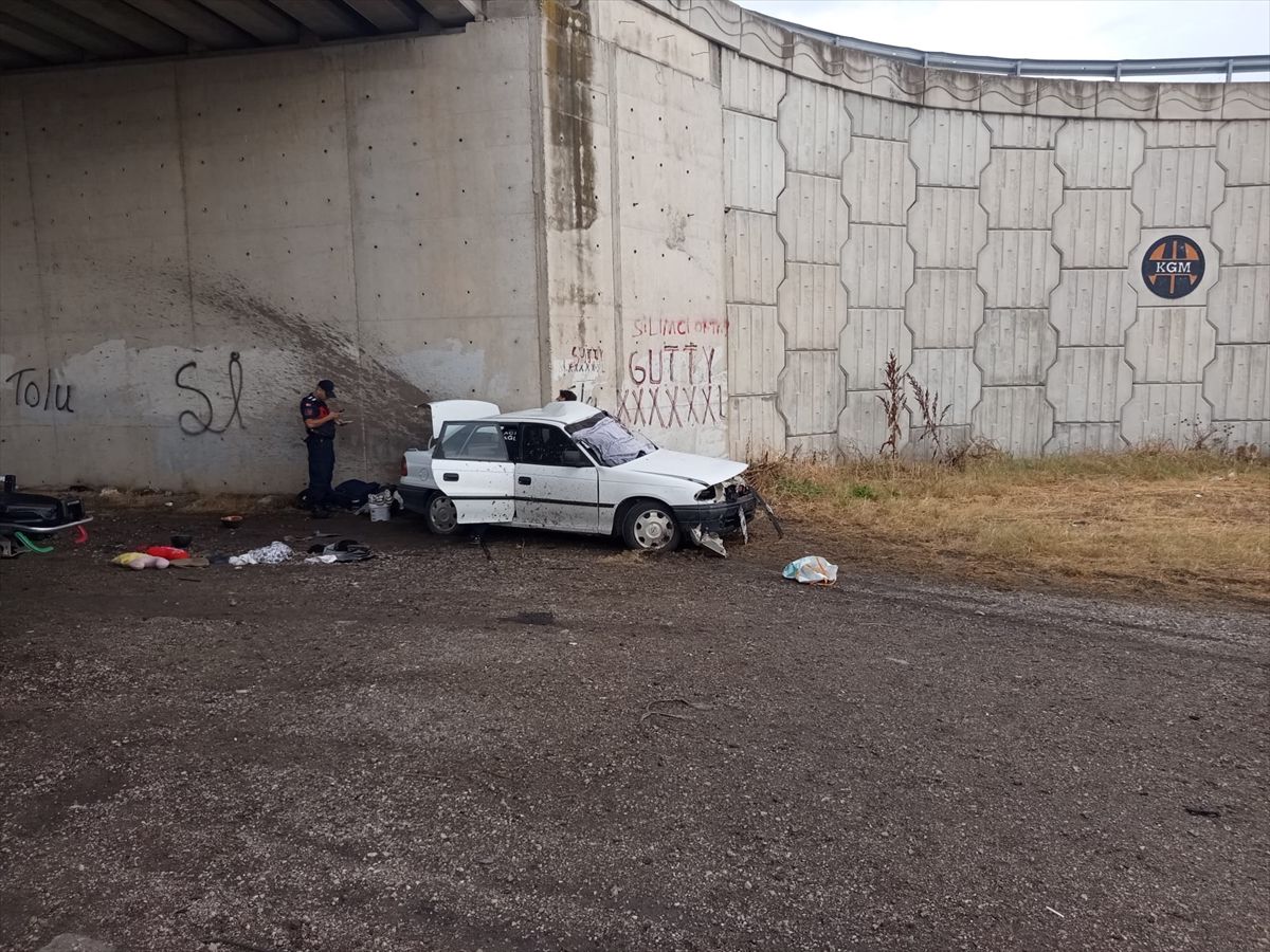 Bursa'da duvara çarpan otomobildeki 3 kişi öldü, 2 kişi ağır yaralandı