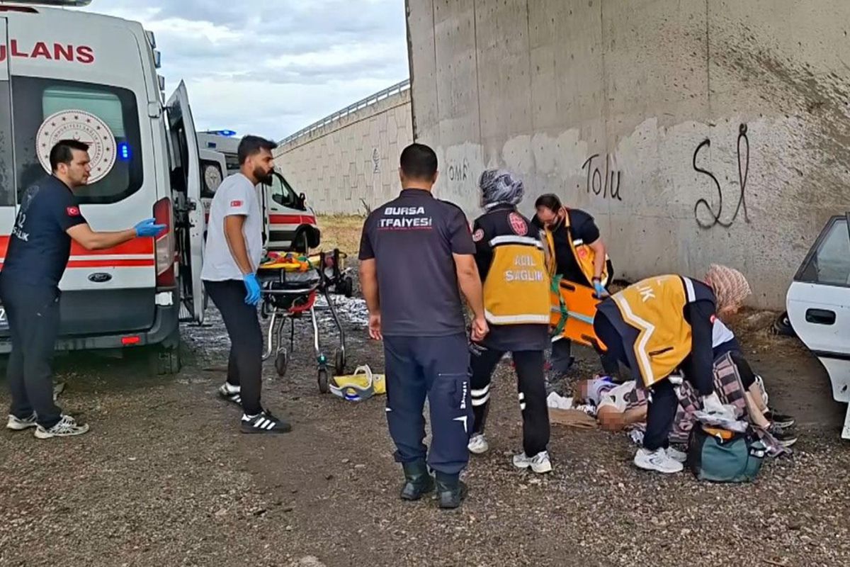 Bursa'da köprülü kavşakta meydana gelen trafik kazasında hurdaya dönen otomobil.