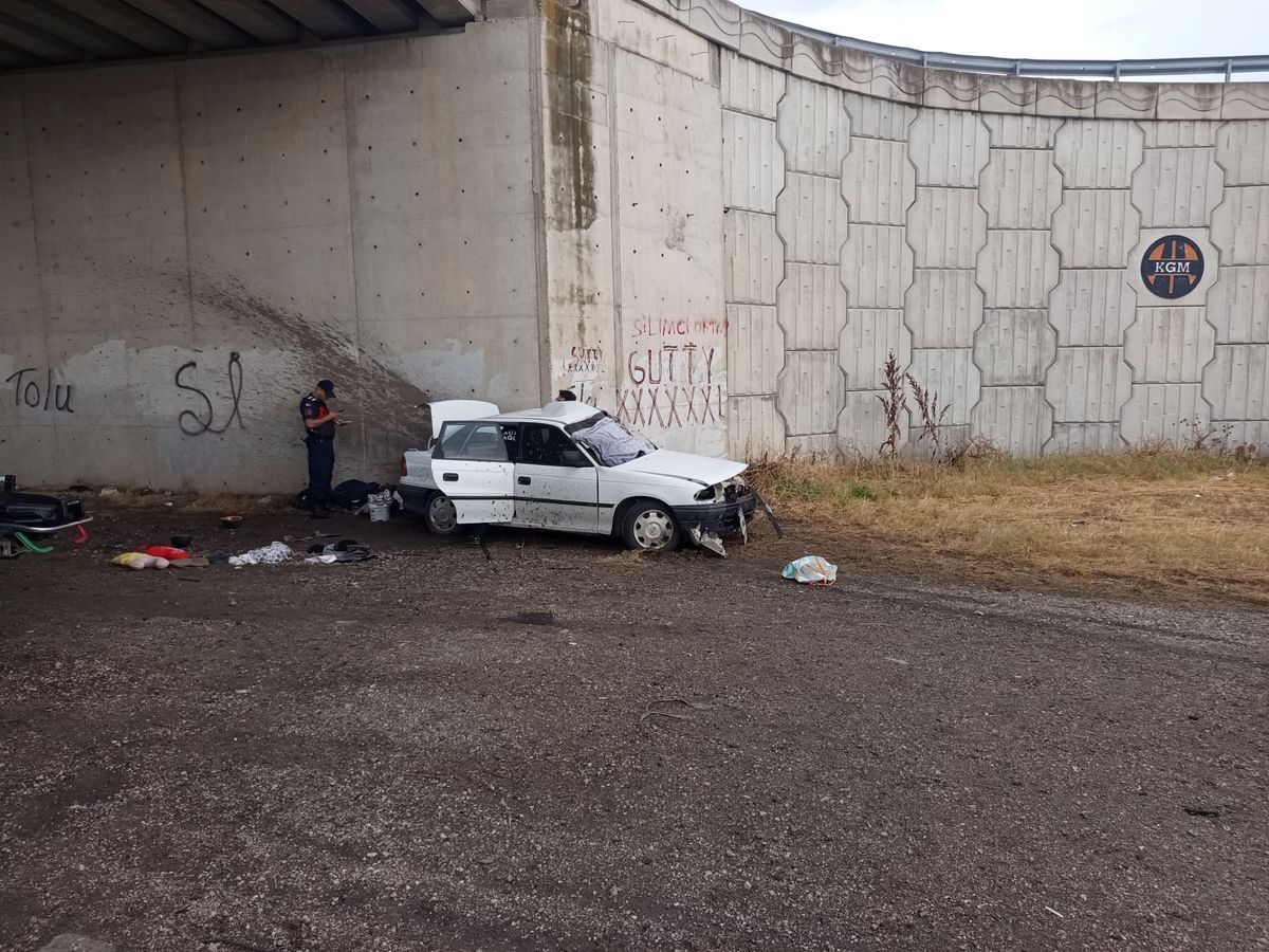 Bursa'da otomobil köprü altındaki beton duvara çarptı: 3 ölü 2 yaralı