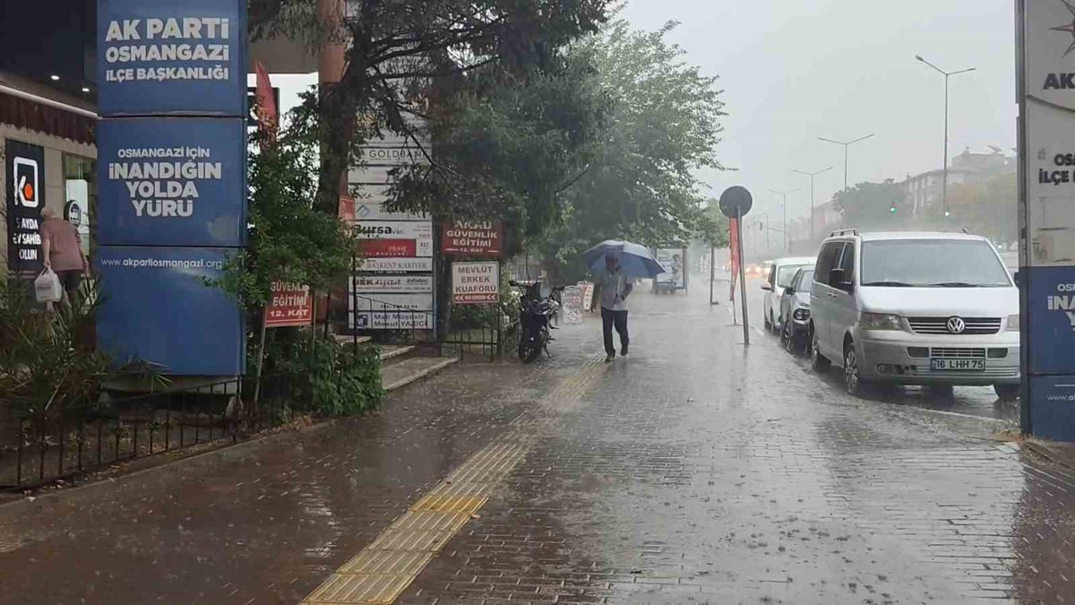 Bursa'da şiddetli yağış sonrası yolların sular altında kaldığı anı gösteren görsel.