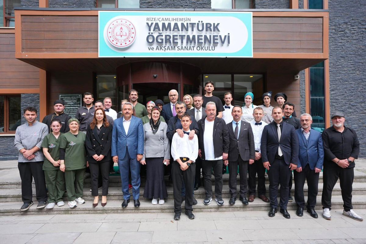Milli Eğitim Bakanı Yusuf Tekin'in Çamlıhemşin'de düzenlenen eğitim kampına katılımından bir görüntü.