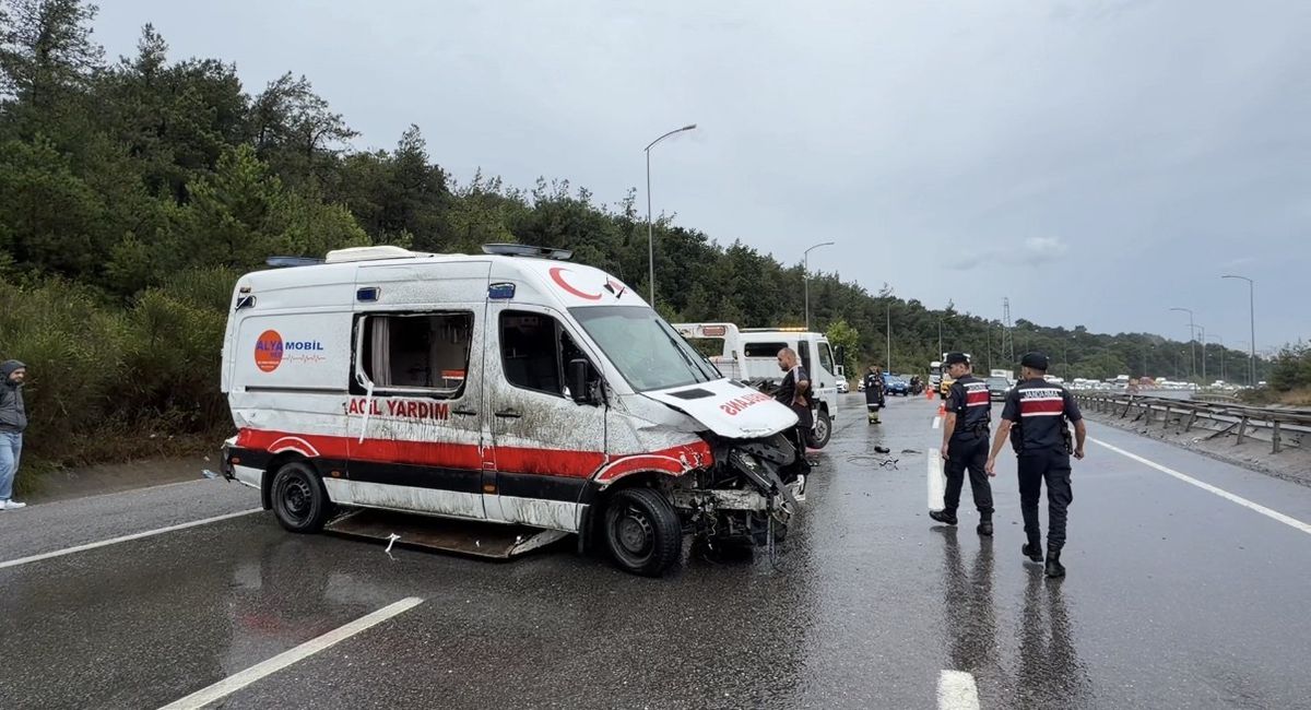 Çekmeköy'de devrilmiş bir ambulansın görüntüsü.
