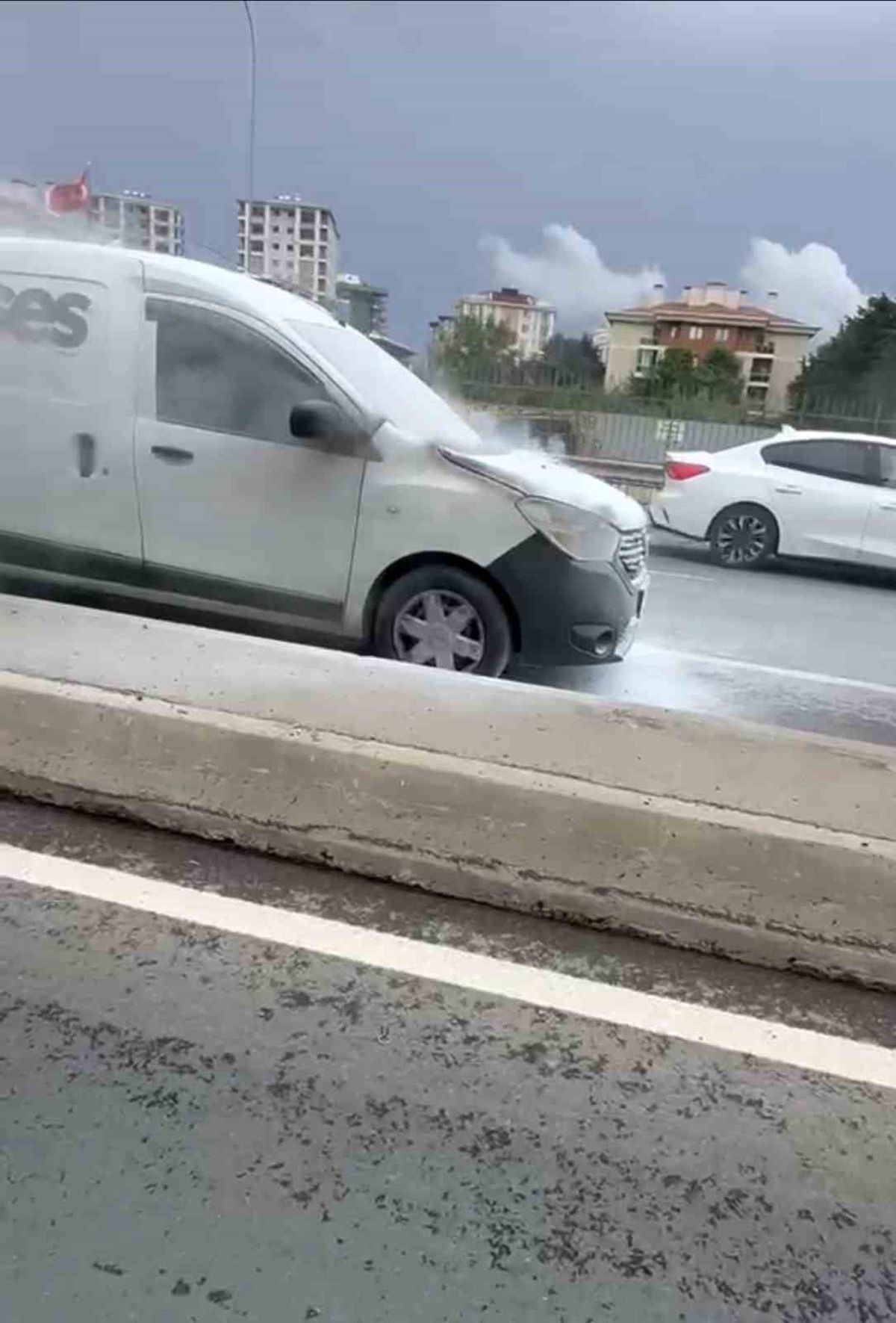 Çekmeköy’de yanan otomobil vatandaşların müdahalesiyle söndürüldü