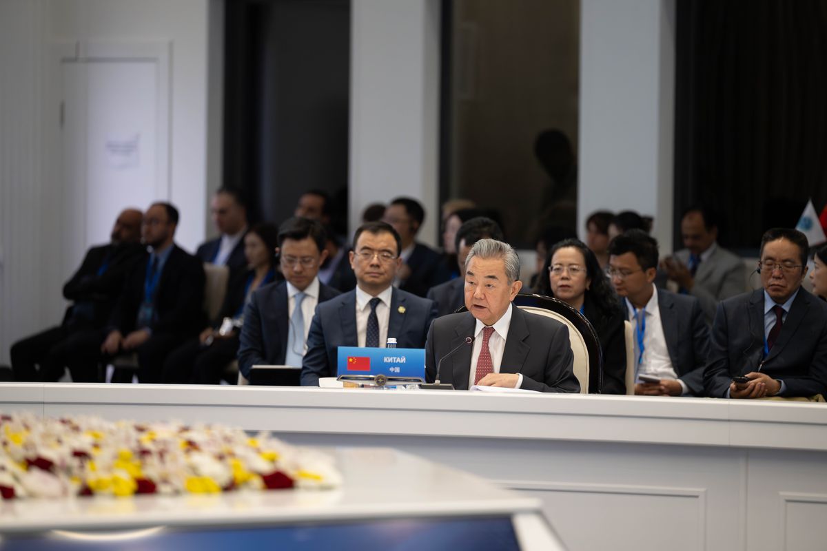 Çin Dışişleri Bakanı Wang Yi, Şanghay İşbirliği Örgütü Dışişleri Bakanları Konseyi Toplantısı'nda konuşurken.