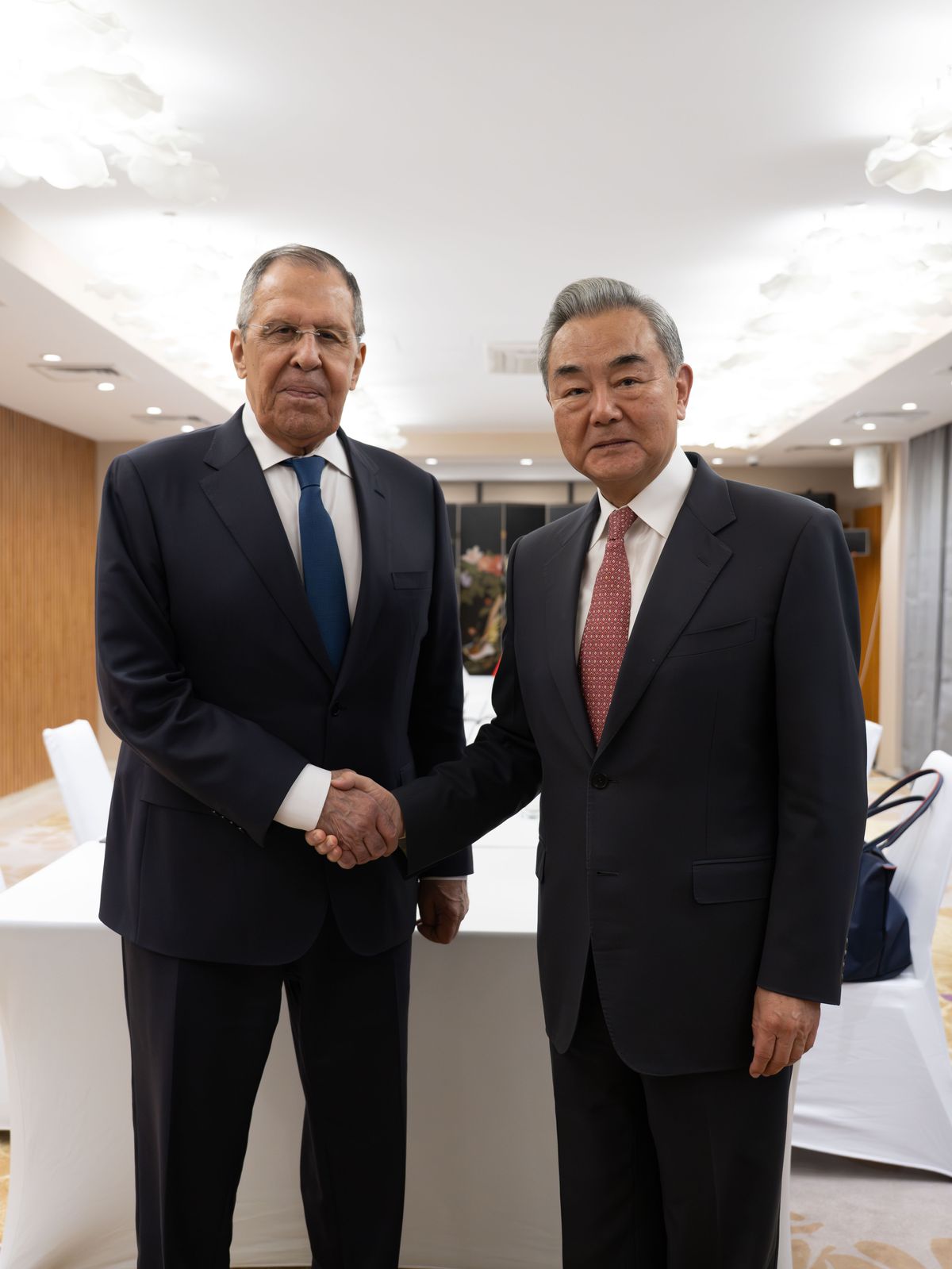 Çin Dışişleri Bakanı Wang Yi ve Rusya Dışişleri Bakanı Sergey Lavrov'un Kırgızistan'da bir araya geldiği toplantıdan bir kare.