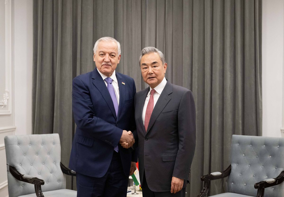 Çin Dışişleri Bakanı Wang Yi ve Tacikistan Dışişleri Bakanı Siraciddin Muhriddin'in Bişkek'te tokalaşırken çekilmiş fotoğrafı.