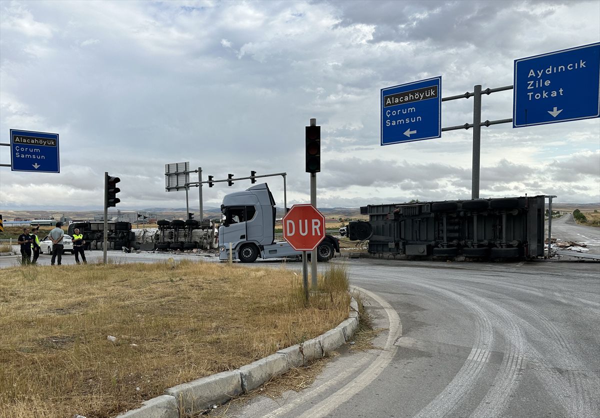 Çorum'da çarpışan tır ve tankerin sürücüleri yaralandı