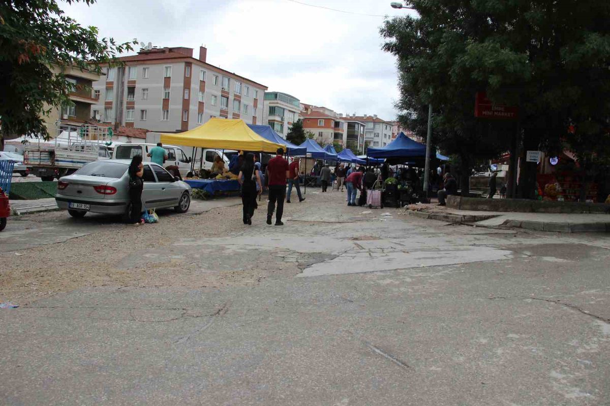 Çorum'da sağanak yağış sonrası sular altında kalan semt pazarı.