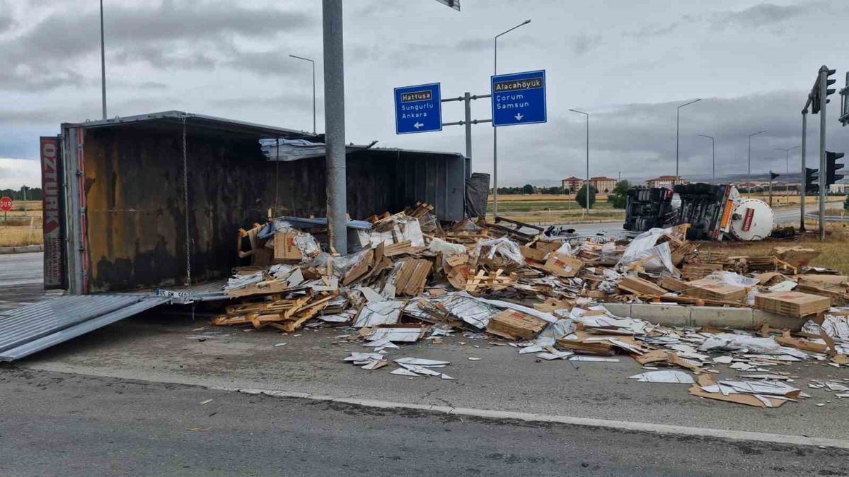 Çorum’da tır ile tankerin çarpıştı:2 yaralı