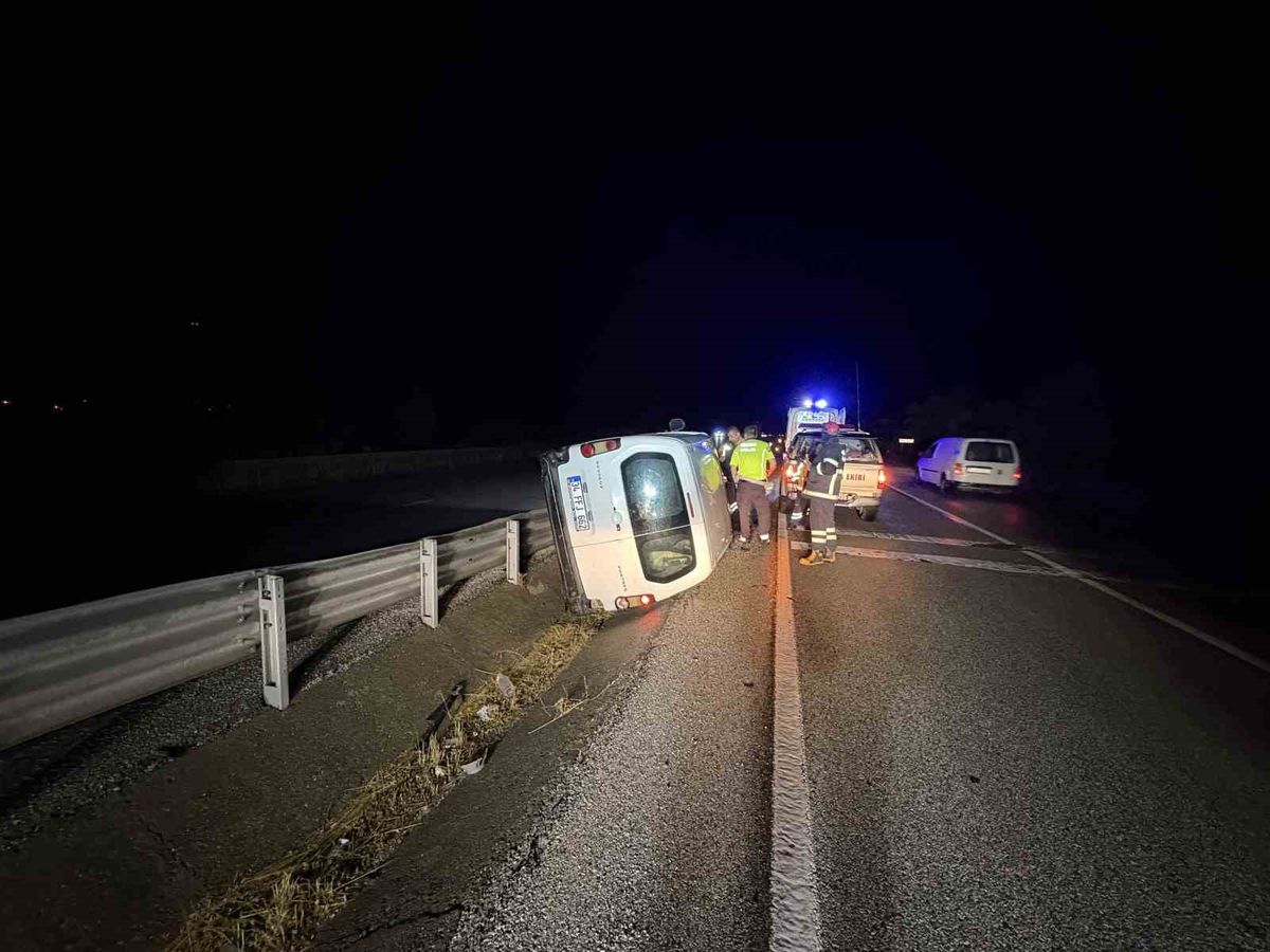 D100’de hafif ticari araç devrildi, sürücü kayıplara karıştı