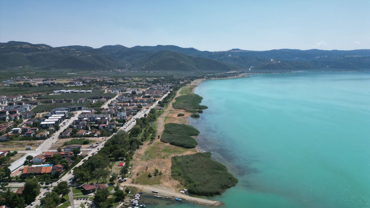 İznik Gölü'nün alg patlaması sonucu turkuaz renkte göründüğü bir manzara.