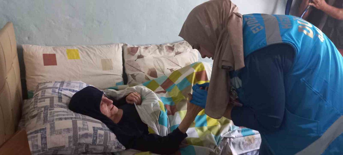 Düzce'de bir sağlık görevlisinin evde hastayı ziyaret etmesi.